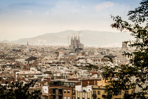 Imagem de Barcelona com vista para a grande densidade habitacional com Sagrada Família ao fundo