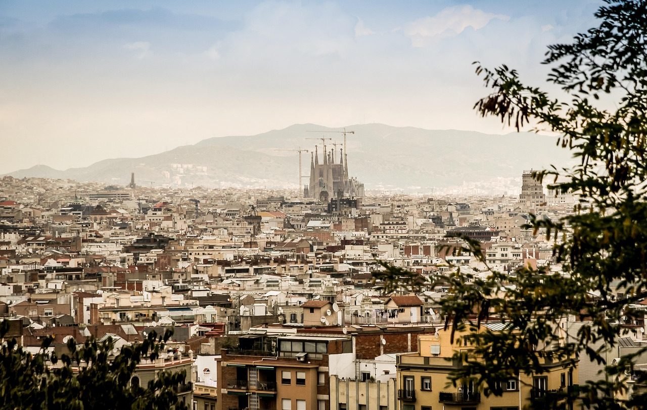 Imagem de Barcelona com vista para a grande densidade habitacional com Sagrada Família ao fundo
